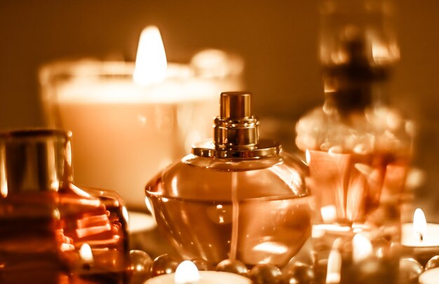 Parfumflesje en vintage geur op glamour kaptafel 's nachts parels sieraden en eau de parfum als vakantiecadeau luxe beauty merk aanwezig