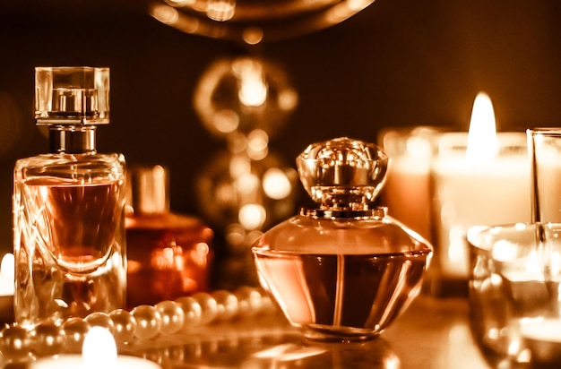 Parfumflesje en vintage geur op glamour kaptafel 's nachts parels sieraden en eau de parfum als vakantiecadeau luxe beauty merk aanwezig