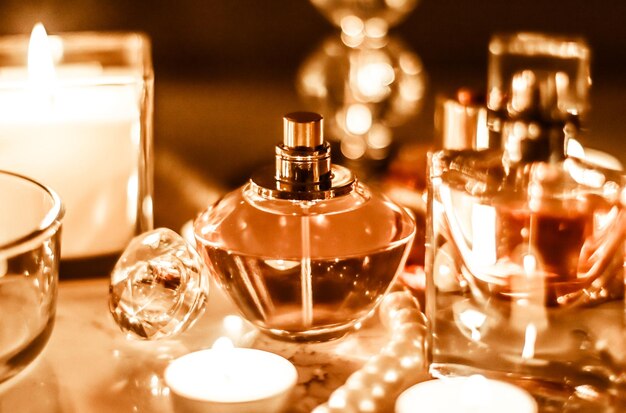 Parfumflesje en vintage geur op glamour kaptafel 's nachts parels sieraden en eau de parfum als vakantiecadeau luxe beauty merk aanwezig