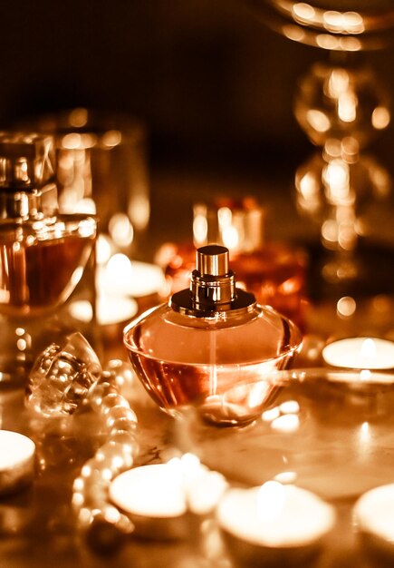 Parfumflesje en vintage geur op glamour kaptafel 's nachts parels sieraden en eau de parfum als vakantiecadeau luxe beauty merk aanwezig