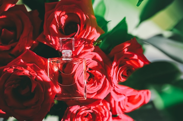 Parfumflesje in bloemenparfum als luxe cadeau-schoonheidsflatlay-achtergrond en cosmetisch productadvertentie