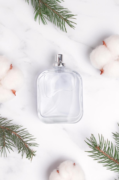 Parfumflesje met dennenboomtak katoenbloemen Nieuwjaar Kerstparfumgeschenk Wintervakantie feestparfumsamenstelling Idee voor cadeau met liefde