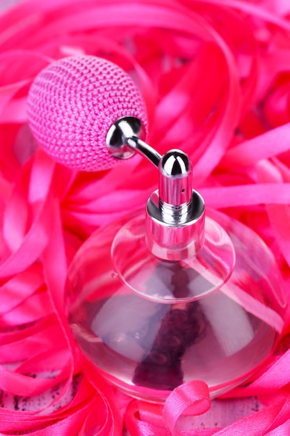 Foto parfumflesje met lint op tafel close-up