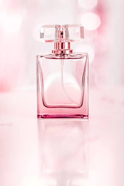 Parfumflesje op glamour achtergrond bloemen vrouwelijke geur geur en eau de parfum als luxe vakantie cadeau cosmetica en beauty merk aanwezig