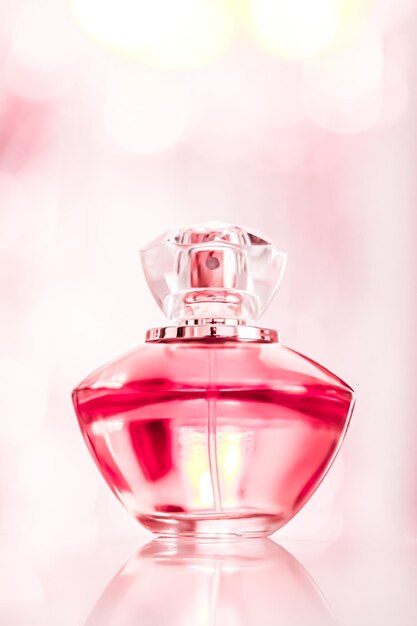 Parfumflesje op glamour achtergrond bloemen vrouwelijke geur geur en eau de parfum als luxe vakantie cadeau cosmetica en beauty merk aanwezig