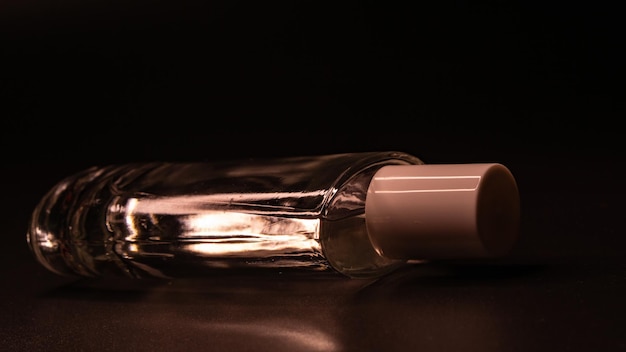 parfumflesje op zwarte achtergrond