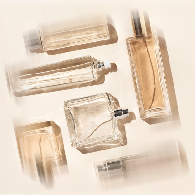 Parfumflesjes beige kleur flatlay stilleven in de stijl