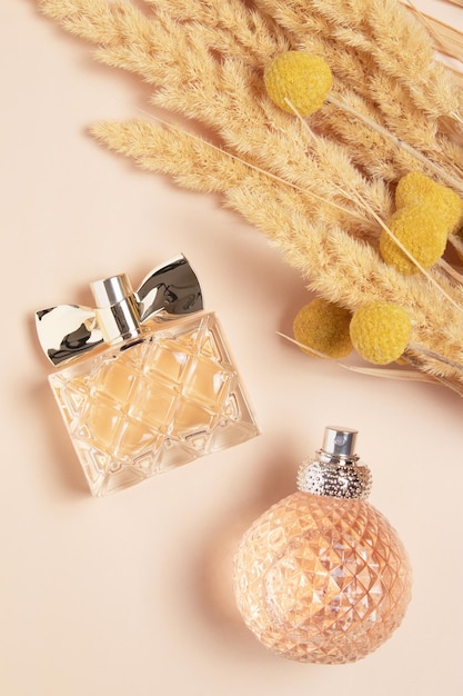 Parfumflesjes en pampasgras Concept dure parfum en cosmetica Bloemengeur voor vrouwen Parfumspray Moderne luxe dame parfum de toilette