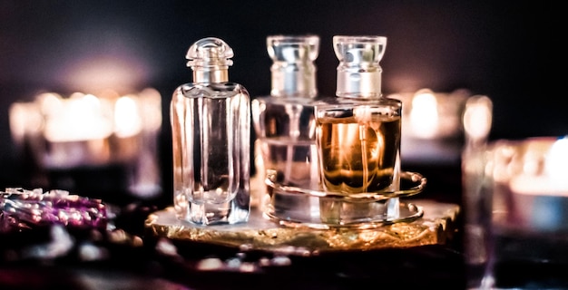 Parfumflesjes en vintage geur 's nachts aroma geur geurige cosmetica en eau de toilette als luxe schoonheidsmerk vakantie mode parfum ontwerp