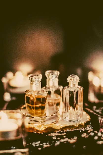 Parfumflesjes en vintage geur 's nachts aroma geur geurige cosmetica en eau de toilette als luxe schoonheidsmerk vakantie mode parfum ontwerp