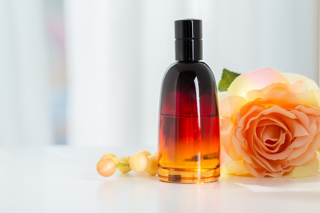 Foto parfumflesjes met bloemen