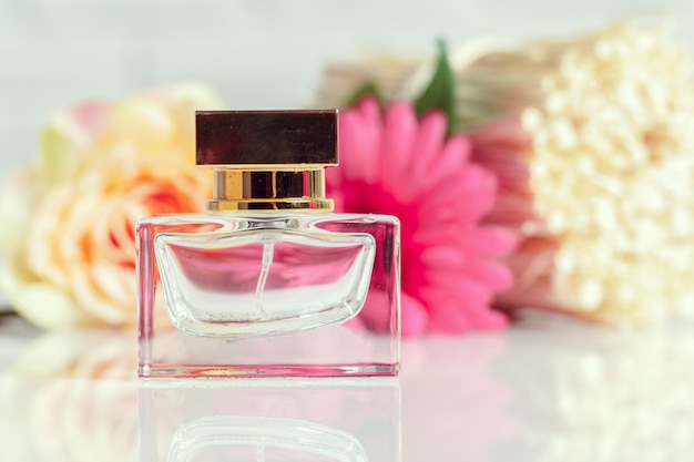 Parfumflesjes met bloemen