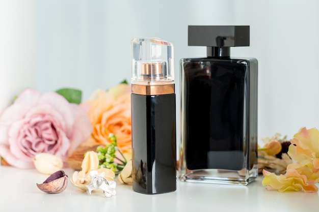 Parfumflesjes met bloemen