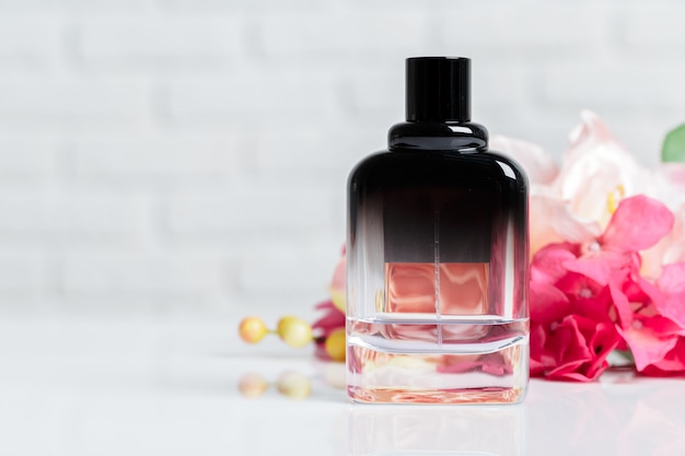 Parfumflesjes met bloemen