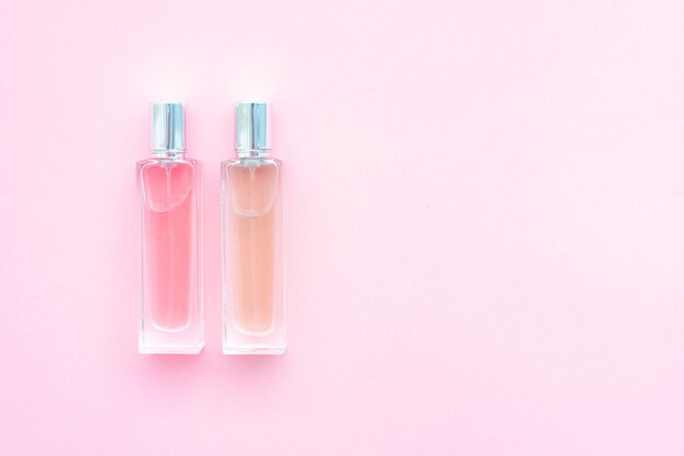 parfumflesjes op een roze muur. aromatherapie. de geur van parfum.