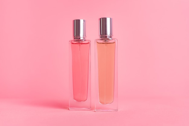 Parfumflesjes op een roze ondergrond. Aromatherapie. De geur van parfum.