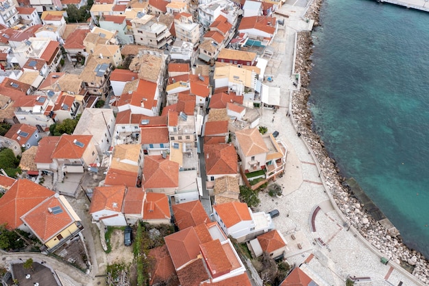 Parga 그리스 전통적인 이오니아 해안 도시 건물의 공중 무인 항공기 보기