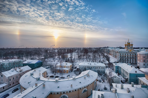 写真 pargelij loznye solnca nad puskinom