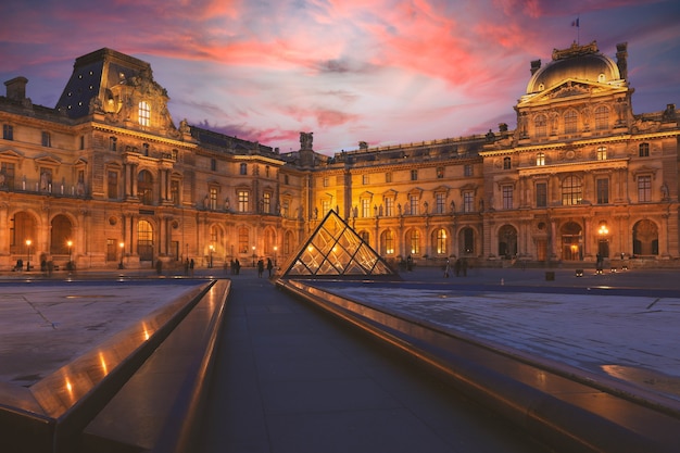 Parijs - 26 December 2018: Uitzicht op het Louvre-gebouw op de binnenplaats in de avond. Louvre Museum is een van de grootste en meest bezochte musea ter wereld