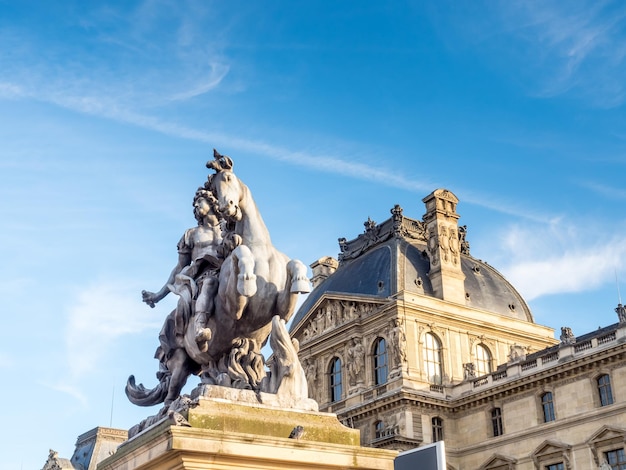 PARIJS 28 SEPTEMBER Musee de Louvre is een musuem van wereldklasse in Parijs Frankrijk werd genomen op 28 september 2015