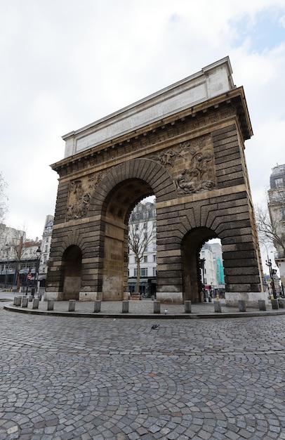 Parijs de porte SaintMartin prachtige oude poort in de buurt van de Grands Boulevards
