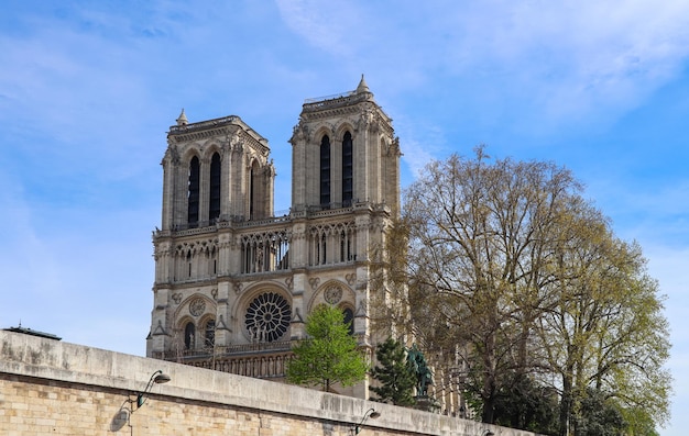 Parijs / Frankrijk - 05 april 2019. Notre Dame kathedraal in het voorjaar. voor het vuur