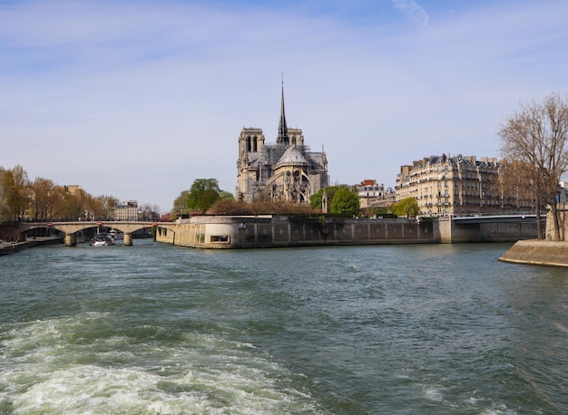 Parijs Frankrijk 05 april 2019 Notre Dame kathedraal over de rivier de Seine in het voorjaar voor het vuur