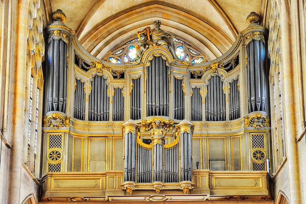 PARIJS FRANKRIJK 06 JULI 2016 Orgel in de SaintGermain lAuxerrois-kerk in de buurt van het Louvre De bouw ervan in Romaanse gotische en renaissancestijlen Parijs Frankrijk