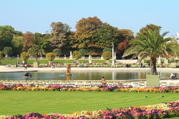 PARIJS FRANKRIJK 10 SEPTEMBER 2018 Uitzicht op het Luxemburgse park in Parijs met bloeiende bloemen en toeristen