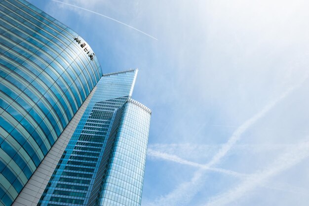 Parijs, Frankrijk - 18 juli 2019: zakenwijk La Defense met moderne wolkenkrabbers in Parijs, Frankrijk