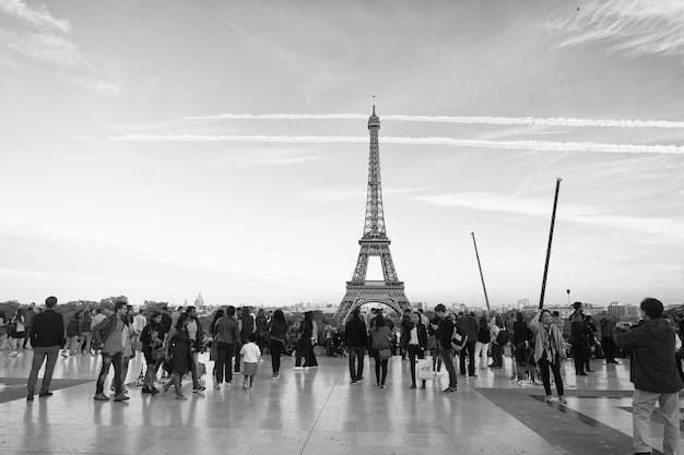 Parijs Frankrijk 29 September 2017 toeristen en Eiffeltoren op blauwe hemel Uitzicht vanaf observatiedek bij Palais de Chaillot Toeristische attractie Iconische mijlpaal Reis en reislust vakantie