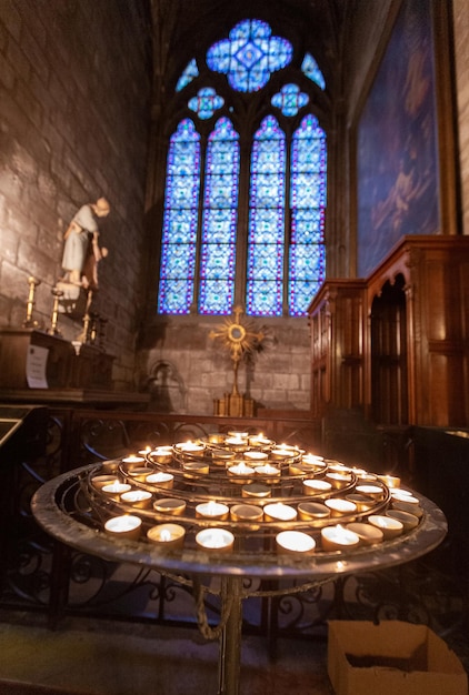 PARIJS FRANKRIJK 31 DECEMBER 2011 Notre Dame de Paris kathedraal Interieur panorama van glas-in-loodramen spitsbogen kolommen en schilderijen aan de muren