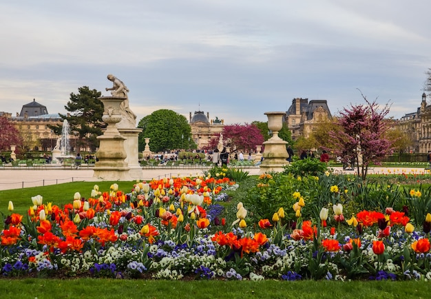 Parijs frankrijk april prachtige lente tuileries tuin en uitzicht op het louvre paleis
