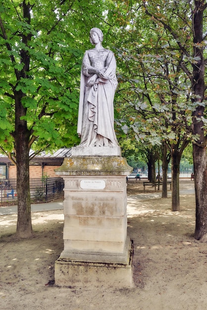 PARIJS FRANKRIJK JULI 08 2016 Standbeeld van Laure de Noves in het Luxemburgse park in Parijs, een van de mooiste tuinen in Parijs Frankrijk