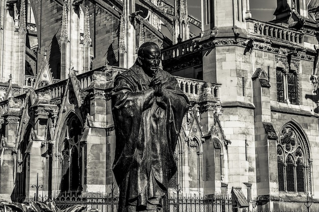 Parijs Frankrijk24 september 2017 Standbeeld van paus Johannes Paulus II buiten de kathedraal Notre Dame de Paris