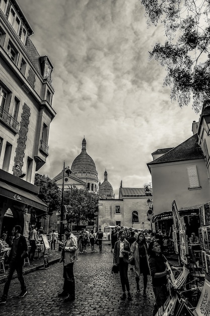 Parijs FrankrijkSeptember 25 2017 Toeristen lopen op de smalle straat van Montmartre Paris