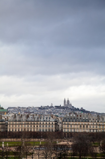 Parijs - Montmartre uitzicht vanaf het terras van het Orsay Museum tijdens de komst van een storm