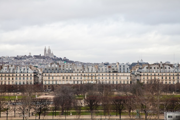 Parijs - Montmartre uitzicht vanaf het terras van het Orsay Museum tijdens de komst van een storm