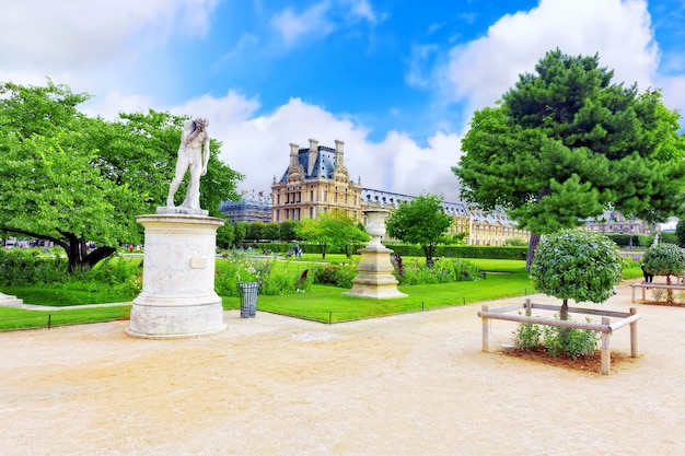 PARIJS - SEPTEMBER 18: Louvremuseum en park des Tuileries op 18 september 2013. Het Louvre is het grootste museum in Parijs met bijna 35.000 voorwerpen uit de prehistorie tot de 19e eeuw.