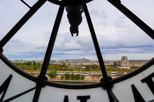 Parijs stadsgezicht skyline uitzicht door de beroemde klok in het orsay museum frankrijk april