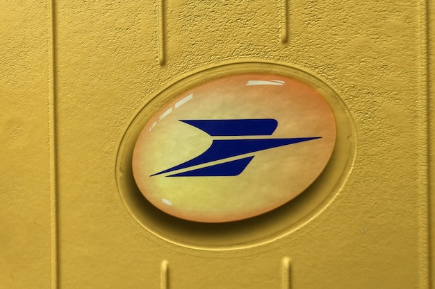 파리 2021년 4월 11일 프랑스 파리에 있는 La Poste 우체통의 노란색 상징