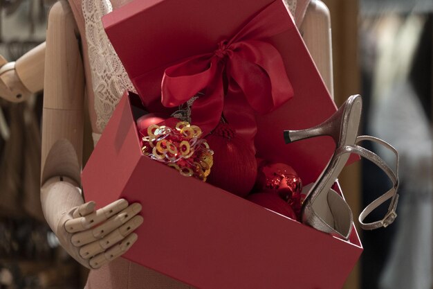 Парижская рождественская елка красная деталь украшения подарочной коробки