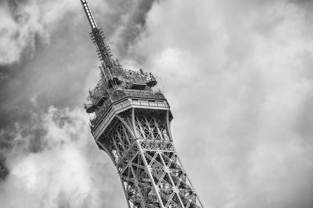 Primo piano del dettaglio della torre eiffel di parigi nei colori bianco e nero