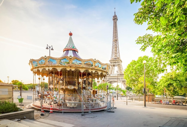 Photo paris eiffel tower and path in trocadero gardens at sunrise in paris france web banner format eiffel tower is one of the most iconic landmarks of paris