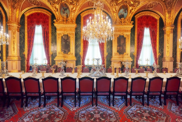 사진 파리 프랑스 2016년 7월 3일 나폴레옹 3세의 아파트 대형 식당 루브르 박물관은 거의 35000개에 달하는 전시품을 보유한 가장 큰 박물관입니다.