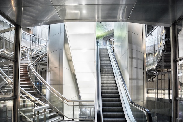 파리 프랑스 2016년 7월 6일 비즈니스 지구에 있는 현대적인 비즈니스 센터의 계단 에스컬레이터