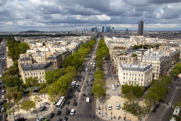 Parigi, la capitale della francia, è una delle principali città europee e un centro mondiale per l'arte, la moda, la gastronomia e la cultura.