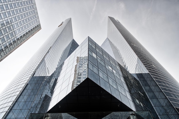 Paris, Frankrijk - 29 September 2017: grijze glazen gebouwen. Torengebouw in La Defense. Bouw constructie. Ontwerpen en bouwen van de stad. Architectuur en structuur. Perspectief.