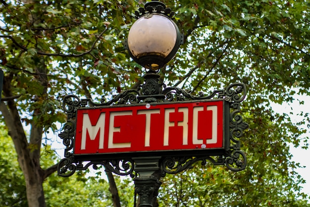 Paris metro sign