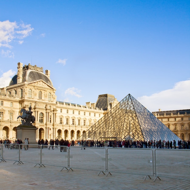 Foto parigi 5 novembre: il museo d'arte del louvre il 6 novembre 2012 a parigi